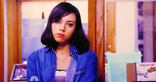 Aubrey-Plaza-Stares-At-You-With-Disbelie