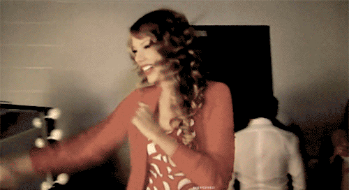 Taylor-Swifts-Cute-Dance-Shake-During-Re