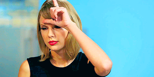 Taylor-Swift-Gestures-An-L-With-Her-Hand-For-The-Entire-Audience.gif