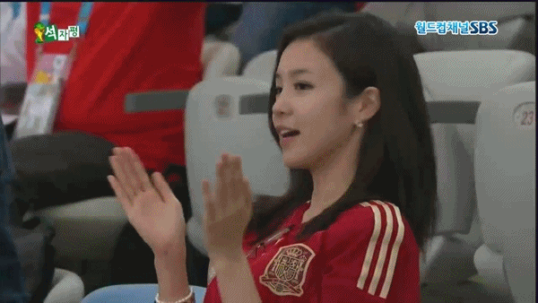 Super-Cute-Korean-Girl-Is-Confused-Clapp